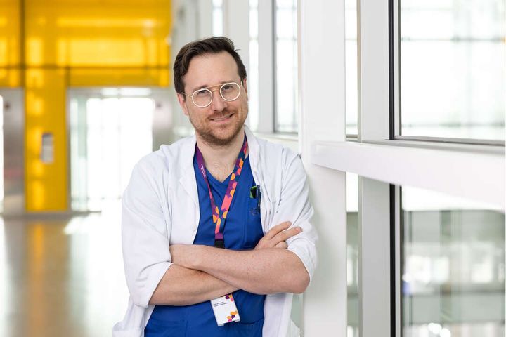 Juha Taavela Taysin aulassa lääkärintakki yllään.