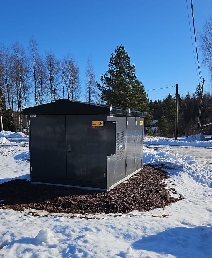 Kuvassa Kymin lentokentälle Jukolan viestin sähköntarpeita varten sijoitettu väliaikainen muuntamo.