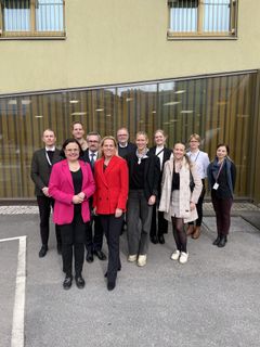 Kuvassa Leppävaaran elä ja asu -seniorikeskuksen ja hyvinvointialueen toimintaan tutustuneet: Minister for Senior Citizens Mette Kierkgaard, Ministerial Secretary Josephine McFall Head of division for Legal and International Affairs and Chief Justice, Sven Erik Bukholt, Head of Section Annika Charlotte Hassenka, Ambassador of Denmark to Finland Jakob Nymann-Lindegren, Senior Commercial Advisor Emma Peltonen, kansanedustaja, aluehallituksen puheenjohtaja Mia Laiho, LUVN, toimitusjohtaja Meri-Tuuli Laaksonen, Gubbe, palveluyksikköpäällikkö Heidi Leppänen, LUVN, asumisyksikön esihenkilö Tiina Rasilainen, LUVN, asumispalvelujen johtaja Timo Turunen, LUVN johtava erityisasiantuntija Nico Vehmas, LUVN
