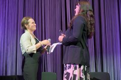 Projektchef Heidi Paal (till höger) från Västra Nylands välfärdsområdes FUI-enhet tog emot priset.