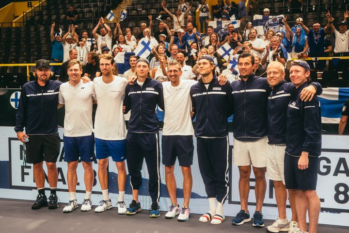 Gatorade Center tarjoaa puitteet huippuluokan tennisottelulle Suomen ja Portugalin välillä. Kuvassa on Davis Cupissa menestynyt Suomen miesten tennismaajoukkue Kroatian Splitissä 16.9.2023.