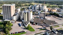Ylhäältä otettu kuva Alltech Fennoaquan rehutehtaan alueesta, kuvassa näkyy suuria viljasiiloja ja tehdasrakennuksia