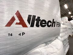 Pinossa suuria valkoisia kalanrehusäkkejä, joissa lukee Alltech Fennoaqua.
