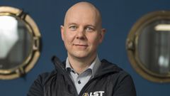 Lähikuva miehestä, joka katsoo suoraan kameraan, puserossa lukee LST