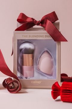 1. Kauneudenhoidosta kiinnostunelle: The Blending Duo -lahjapakkaus 12,99 €. Pehmeällä kabukisiveltimellä levittyy puuterit sekä myös meikkivoiteet vaivattomasti, kun taas pehmeä meikkisieni häivyttää virheettömästi.