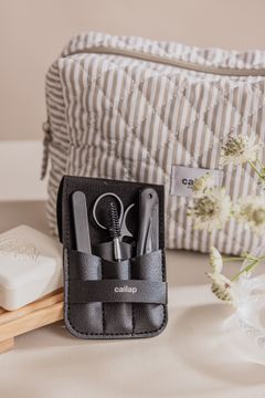 7. Miehelle tyylikäs grooming-setti 12,99 € Kynsien, parran ja hiusten hoitoon tarkoitetuista tuotteista voi koota käytännöllisen joululahjan. Erityisesti nuoret miehet ovat kauneusmarkkinoilla yksi voimakkaimmin kasvavista kohderyhmistä.