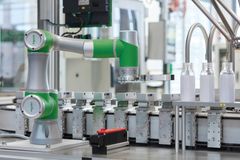 Lexium Cobot on edistyksellinen robottijärjestelmä, jonka avulla työntekijät voivat suorittaa kuormittavia, toistuvia ja monimutkaisia tehtäviä.