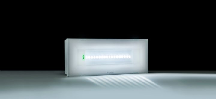 Schneider Electric tuo uutena Suomeen Exiway-turvavalaisinratkaisut, jotka mahdollistavat turvallisen evakuoinnin vakavissa hätätilanteissa kaikenlaisissa sisätiloissa. Kuvassa Exiway Trend -turvavalo.