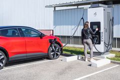 EVlink Pro DC on suunniteltu parantamaan erityisesti liike- ja teollisuuskiinteistöjen sekä latauskenttien latausmahdollisuuksia.