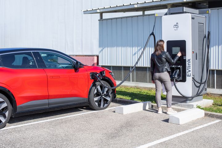 EVlink Pro DC on suunniteltu parantamaan erityisesti liike- ja teollisuuskiinteistöjen sekä latauskenttien latausmahdollisuuksia.