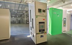 Schneider Electricin PIX Active -keskijännitekojeisto on SF₆-vapaa ratkaisu, jossa hyödynnetään ilmaeristystä ja tyhjiötekniikkaa. Kuvan taustaa on muokattu tekoälyllä.