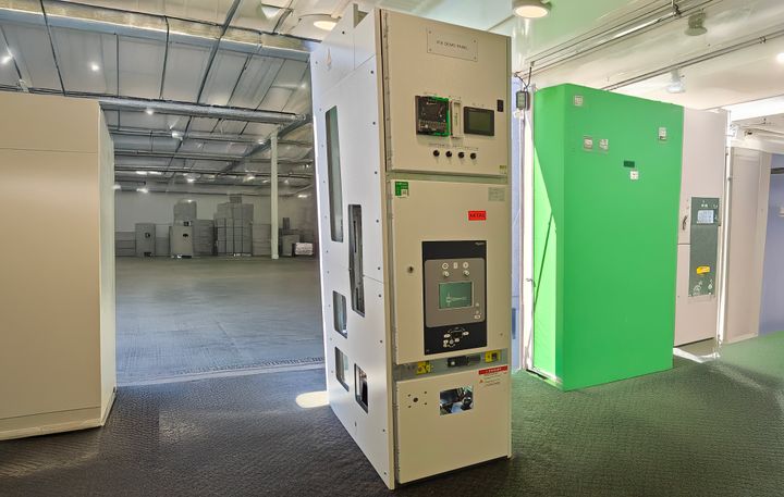 Schneider Electricin PIX Active -keskijännitekojeisto on SF₆-vapaa ratkaisu, jossa hyödynnetään ilmaeristystä ja tyhjiötekniikkaa. Kuvan taustaa on muokattu tekoälyllä.