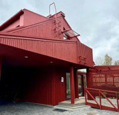 Villa Aurinkotuuli Oulun Asuntomessuilla on moderni kohde, jonka tyyliä tukemaan valittiin sähkörasiat ja -kalusteet Schneider Electricin ELKO One -sarjasta.