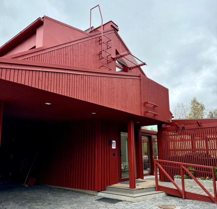 Villa Aurinkotuuli Oulun Asuntomessuilla on moderni kohde, jonka tyyliä tukemaan valittiin sähkörasiat ja -kalusteet Schneider Electricin ELKO One -sarjasta.