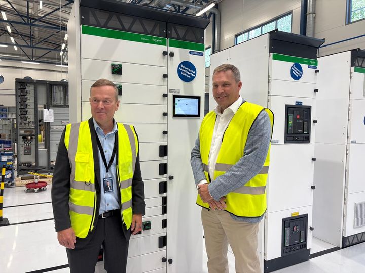 Norelcon toimitusjohtaja Ari Hämäläinen ja Schneider Electric Suomen toimitusjohtaja Jani Vahvanen esittelivät uutta Okken-pienjännitekennokeskusta.