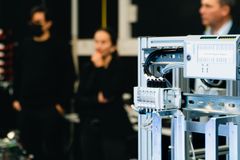 Schneider Electric aloitti vuonna 2021 yhteistyön Aalto-yliopiston kanssa investoimalla Factory of the Future -yksikön ohjelmistoihin, lisensseihin ja opetukseen.