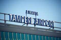 Tampere-Pirkkalan lentoaseman nimikyltti.