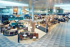 Helsinki-Vantaan lentoaseman food court Schengen-porttialueella.
