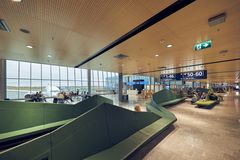 Helsinki-Vantaan lentoaseman non-Schengen-porttialueen odotustilat.