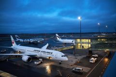 Lentokoneita Helsinki-Vantaan asematasolla.