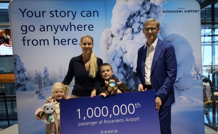 Rovaniemi Airport's one-millionth passenger in 2025 with her children and Rovaniemi Airport Manager Johan Juujärvi.
