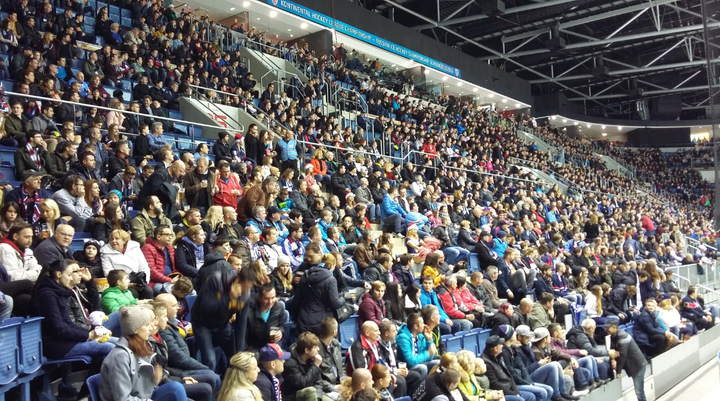 Yleisöä täydessä jääkiekkohallissa ottelun aikana.