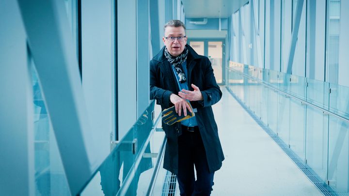 UKK-instituutin johtaja Tommi Vasankari lasitetulla kävelysillalla.