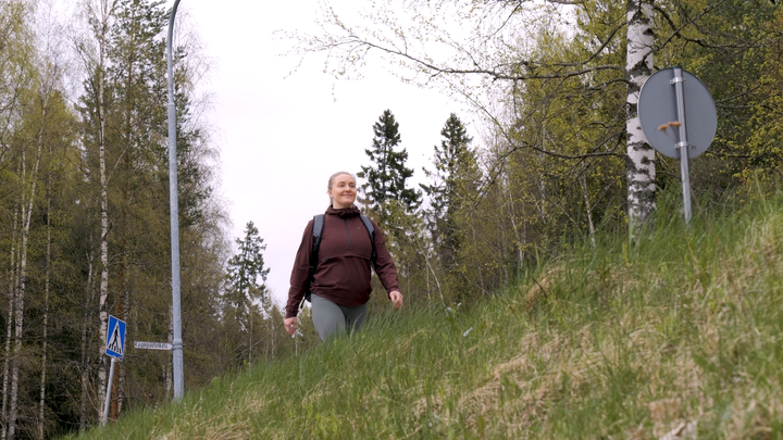 Nainen kävelee kävelyteillä.