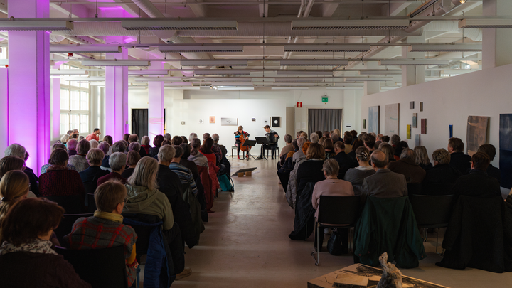 Aurora-konsertti huhtikuussa 2025. Sirja Nironen (sello) ja Janne Valkeajoki (harmonikka)