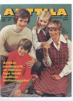 Anttilan kuvaston kannessa iloinen perhe.