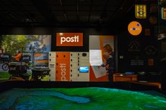 Näyttelytila museossa jossa näkyy postin kylttejä ja kartta.