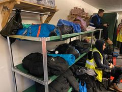 Suojautujien henkilökohtaisia varusteita.