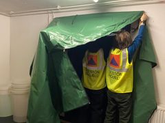 Sisäänkäynnin eteen rakennettava sulkuteltta estää lämmön karkaamisen ja ulkoilman kulkeutumisen suojaan.