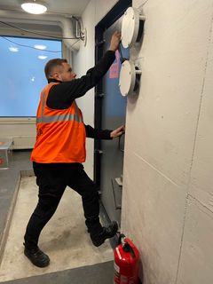 Osallistujat viettivät suojassa aikaa suljetun oven takana, mutta suojan olosuhteita ja osallistujien toimintaa seurattiin jatkuvasti muun muassa videoyhteydellä.