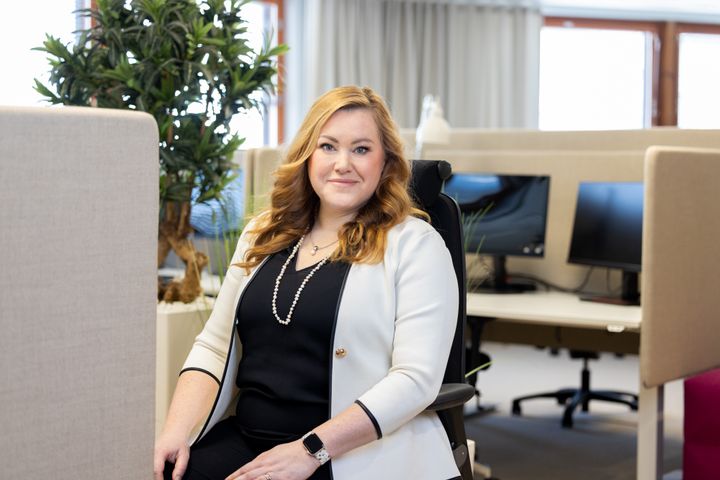 Hekan toimitusjohtaja Maria Aspala istuu Hekan lämminsävyisessä toimistossa.