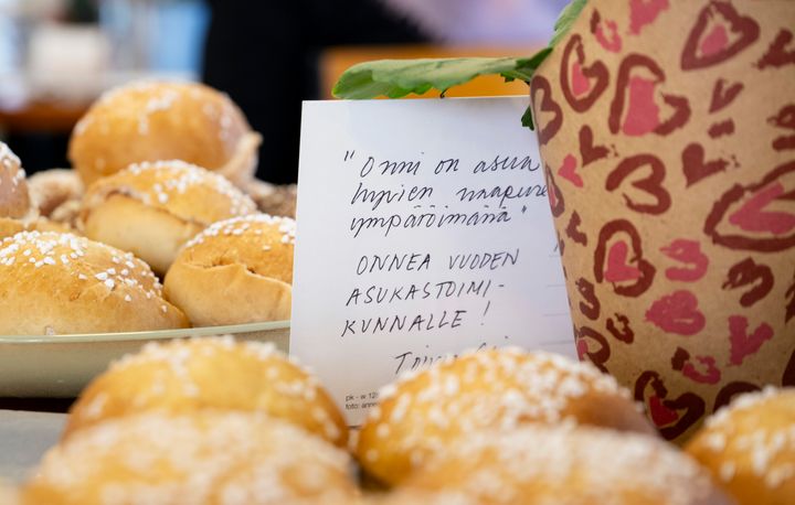 Kuvassa pullia ja onnittelukortti vuoden 2025 asukastoimikunnalle.