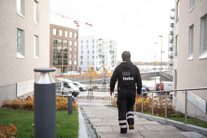 Hekan kiinteistönhoitaja kävelee kohteella.