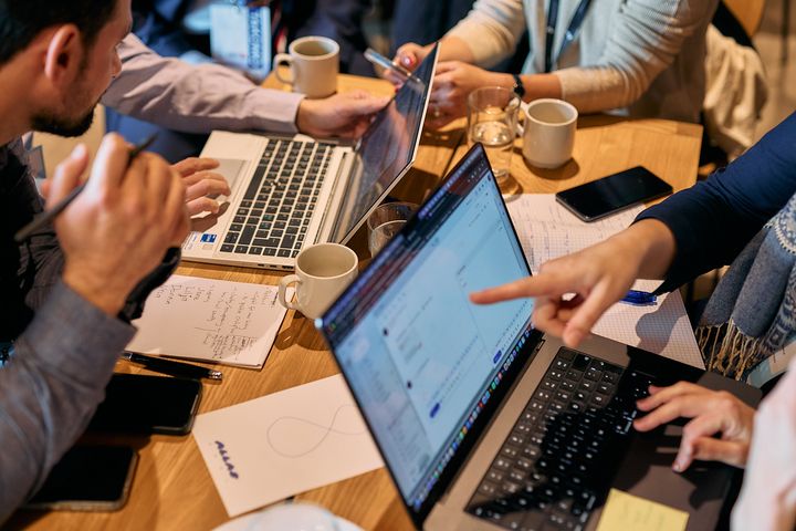 TAKOMO-hackathonissa startup-kentän toimijat työskentelivät yhdessä konkreettisten kasvuratkaisujen parissa. Tapahtuma kokosi yrittäjiä ja asiantuntijoita kehittämään käytännön ehdotuksia muun muassa osaajapulaan, verotukseen ja tutkimuksen kaupallistamiseen liittyviin haasteisiin.
