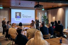 Suomen startupyhteisön toimitusjohtaja Riikka Pakarinen piti avauspuheen Takomo Hackathonissa.