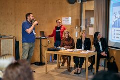 Joukkue pitchaamassa ehdotustaan koskien kansainvälisten osaajien saamista Suomeen.