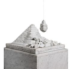 Arvo Siikamäki: Kosketus pyramidiin I / Berörelse med pyramiden I / Relation to a Pyramid I (1989). Marmori / marmor / marble, 35 x 56 x 47 cm. Yksityiskokoelma / privatsamling / private collection.