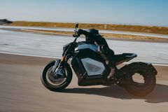 Verge Motorcyclesin sähkömoottoripyörä liikenteessä
