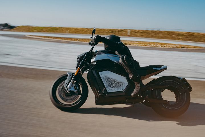Verge Motorcyclesin sähkömoottoripyörä liikenteessä