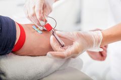 Uniogenin patentoitu syöpätestauksen teknologia perustuu glykovarianttitestaukseen, jossa syöpäspesifisten sokerien havainnointiin hyödynnetään valoa tuottavia nanopartikkeleita. Testi tehdään potilaan verinäytteestä.