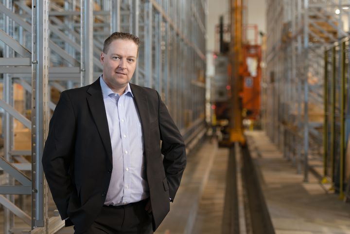 Toimitusjohtaja Tony Leikas Pesmelin varastossa