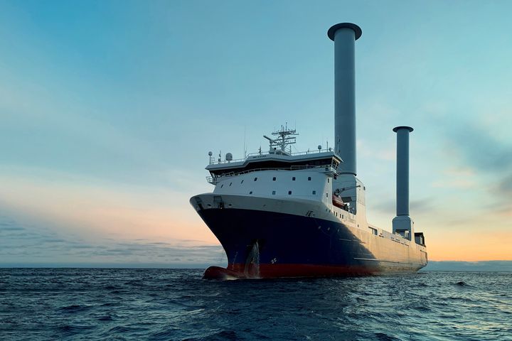 Merell%E4%20seilaavan%20SC%20Connector%20-aluksen%20kannella%20kaksi%20isoa%20sylinterim%E4ist%E4%20roottoripurjetta