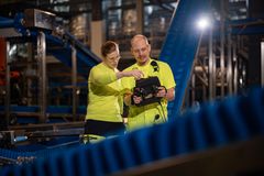 Volaren tutkimusjohjaja ja perustaja Tuure Parviainen sekä T&K- ja laatupäällikkö Tiiu Kyllönen operoivat tehdasta näytöltä.