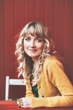 HollyRinglandAuthorPicPortrait_credit Giulia Zonza