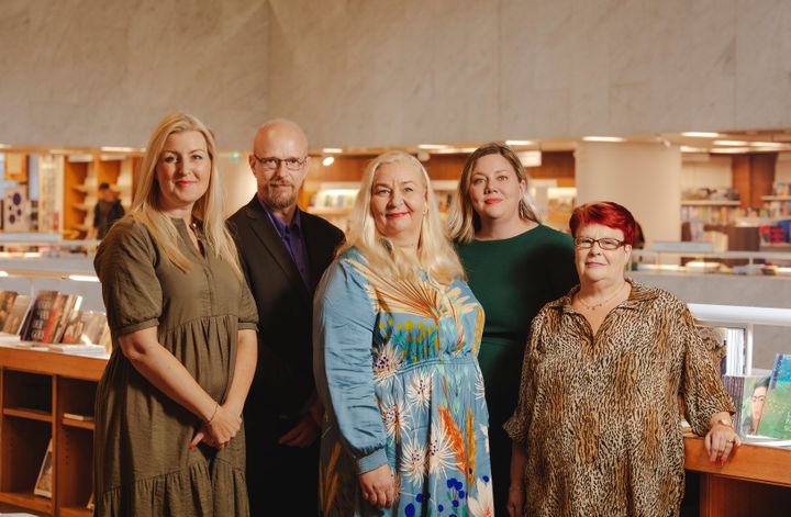 Kuvassa vasemmalta oikealle: CMO Marjut Määttä, CFO Åke Wilén, CEO Marjo Tuomikoski, Kirjatalon myymäläpäällikkö Katja Roth, Store Operations Manager Kirsi-Marja Wikman