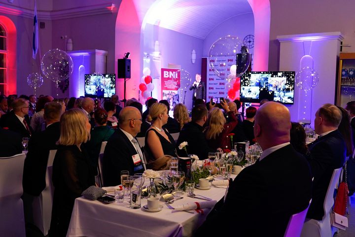 Kuva vuosittaisesta BNI Gaalasta, joka järjestettiin tänä vuonna Lahden Vanhassa Sotilaskodissa Wanhassa Sodessa.